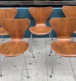5 chaises "serie 7"  Arne Jacobsen 