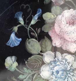 Plateau rond en tôle peinte avec décor bouquet de fleurs