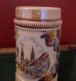 Chope à bière peinte à la main. Jolie faïence  décor barboti