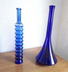 Duo de bouteilles en verre bleu 