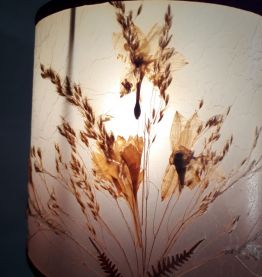 lampe pied bois massif  et abat jour fleurs et gramine sauva