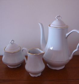 Service à café signé Ph. Deshoulières en porcelaine fine