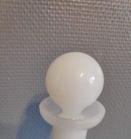 carafe blanche opaline avec bouchon rond