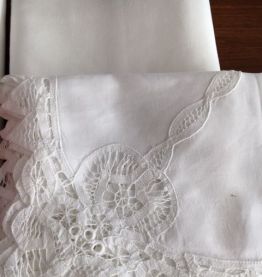 Ensemble 4 nappes et surnappes brodées