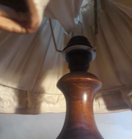 lampe  en bois tourner  et abat jour 1930  tissus et gallon 