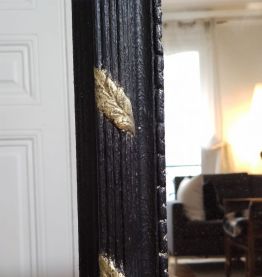 Grand miroir en XX ème siècle résine noire et dorée 