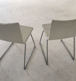2 chaises métal chromé et simili cuir blanc