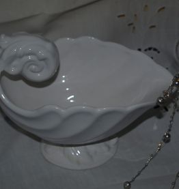 Grande saucière ancienne en faïence blanche  Saint 