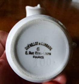 Lot 2 pichets ou crémiers en porcelaine Guérillot - Hôtel de