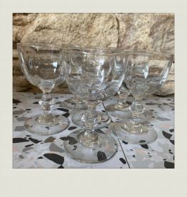 Petits verres à pied facetté, simples et chics.