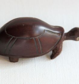 Adorable petite tortue en bois foncé. Vintage.