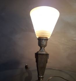 petite lampe de chevet art deco   en regule patiné or 