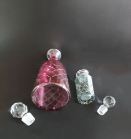lot de 2 flacons en verre ciselé rose et gris