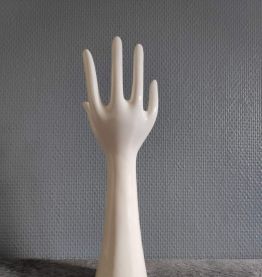 main baguier en céramique blanche