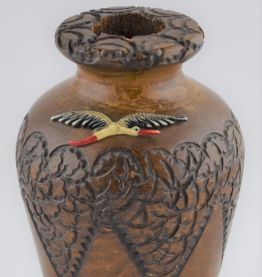 Vase Alsace en bois gravé signé Boli