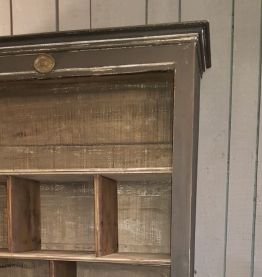 Bibliothèque patinée noir . En 2 corps. Portes coulissantes 