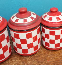 LOT POT ROUGE EN MÉTAL MOTIF CARREAUX ANNÉE 60-70