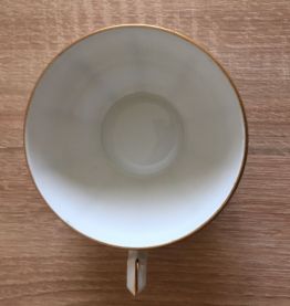  Tasses à café blanches et dorées.