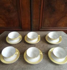 6 tasses à café et leurs soucoupes en céramique (