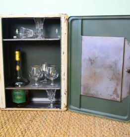 Armoire à pharmacie