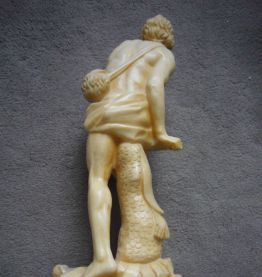 Statuette de A. Santini en résine de marbre