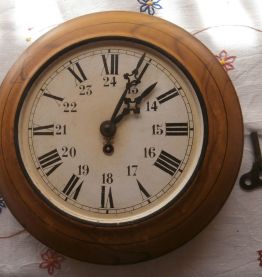 Magnifique  pendule  murale Années 20 / 30 à clé