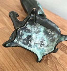 Bronze à patine verte.