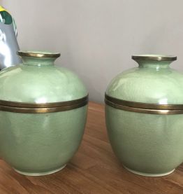 Paire de pots couverts céladon 