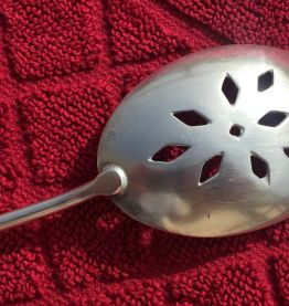 Cuillère à soupoudrer  en métal argenté 1920