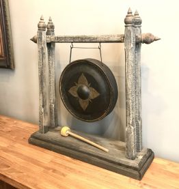 Gong sur portique en bois