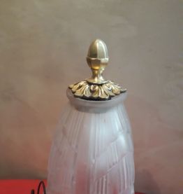 Ancienne lampe en fer forgé avec sa tulipe en verre moulé ar