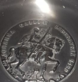 Tastevin les Etains du Lys Johanna Gallice Liberatrix 1429