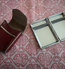 Lot 2 étuis a cigarettes et un briquet 