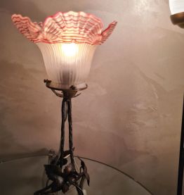 lampe  fer forgé  1900  verre  dentelle pressé et moulé  a l