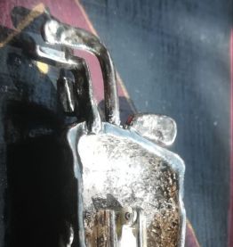 Broche métal argenté "sac de golf" pièce unique
