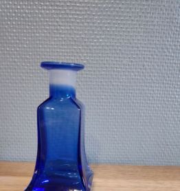 petit flacon bleu avec bouchon rond transparent