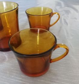 4 tasses, 1 verre Duralex ambré 
