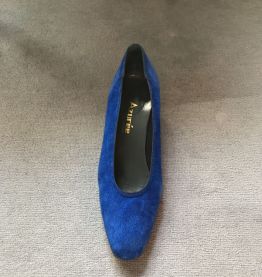 Paire d’escarpins en daim bleu océan 