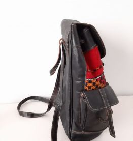 Sac berbère en cuir noir et tissu tissé rouge