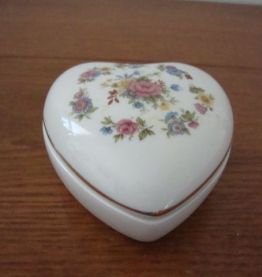 Boite à bijoux coeur en porcelaine anglaise