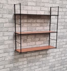 etagere  string  bois  bonne etat pour son age montant fer  