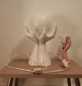 Lampe main céramique et globe opaline