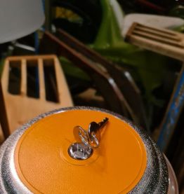 Distributeur chewing gum et bonbon en acier. Style vintage, 