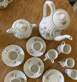 Porcelaine service the cafe