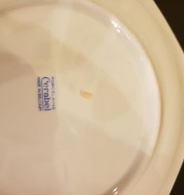 11 assiettes en porcelaine 12 cotés liseré petites fleurs 