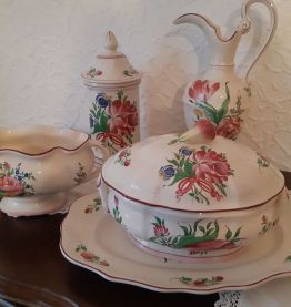 Comprenant 1 vase hauteur 38 cm largeur 15 cm, 1 soupière ha