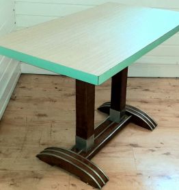 Table bistrot 40/50. Formica, pied bois et zinc.