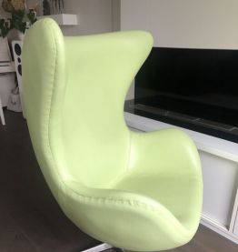 Fauteuil Egg en cuir et son ottoman 