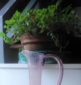 Jolie carafe en verre soufflé à la bouche rose (années 50)