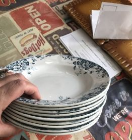 Neuf assiettes creuses Marie Louise 